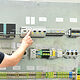 Lehrmeister und Auszubildender vor elektrotechnischer Anlage.