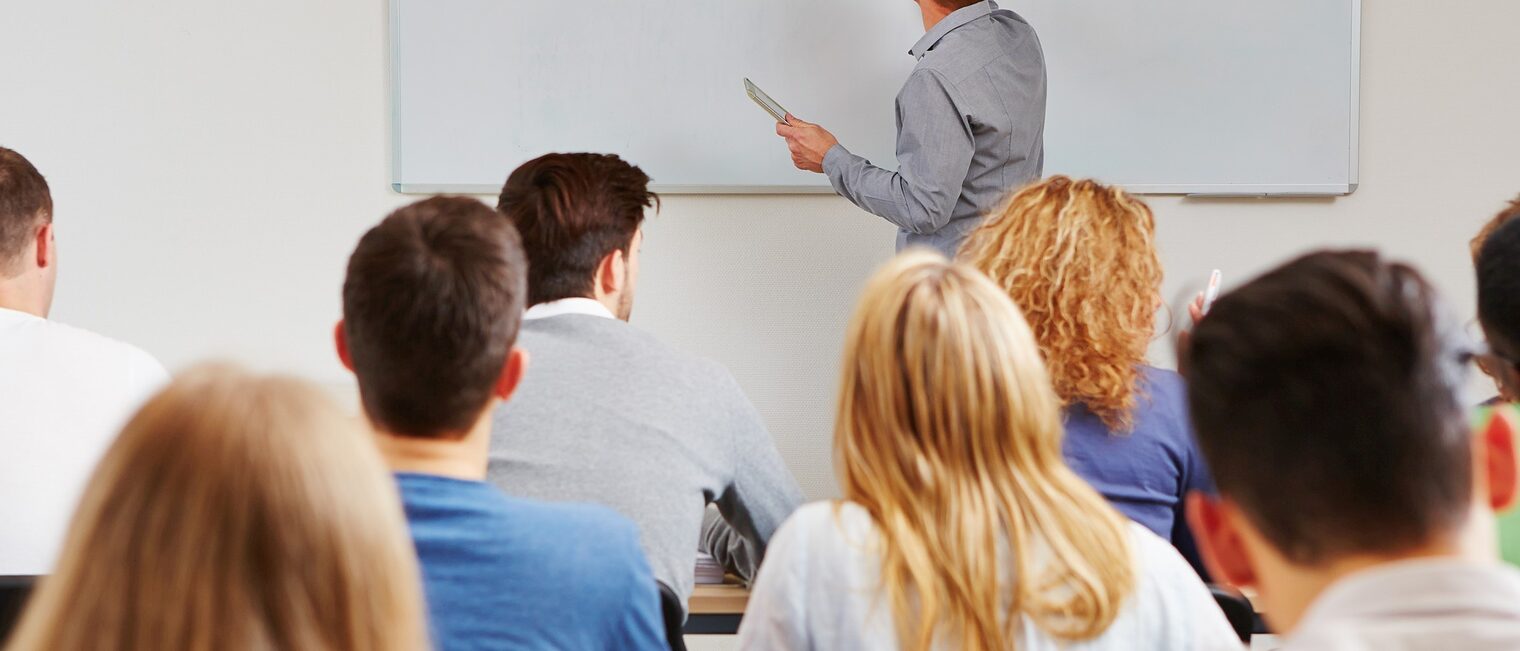 Dozent steht an der Tafel im BWL-Seminar an der Uni Schlagwort(e): Universität, lernen, Unterricht, Lehrer, Dozent, Tafel, Mann, Studium, Management, BWL, Studenten, Frau, Team, Wirtschaft, Mathematik, Gruppe, Frauen, Student, Schüler, Männer, Bildung, Kurs, Lehrgang, Weiterbildung, Examen, Fernstudium, Azubi, Auszubildende, Studiengang, duales, Fachhochschule, Jugendliche, Teenager, Uni, Schule, College, Klassenzimmer, Klasse, studieren, Schulung, Workshop, Seminar, Klassenraum, Akademie, Ausbildung, Wissen, glücklich, multikulturell, Leute, Menschen, universitt, lernen, unterricht, lehrer, dozent, tafel, mann, studium, management, bwl, studenten, frau, team, wirtschaft, mathematik, gruppe, frauen, student, schler, mnner, bildung, kurs, lehrgang, weiterbildung, examen, fernstudium, azubi, auszubildende, studiengang, duales, fachhochschule, jugendliche, teenager, uni, schule, college, klassenzimmer, klasse, studieren, schulung, workshop, seminar, klassenraum, akademie, ausbildung, wissen, glcklich, multikulturell, leute, menschen