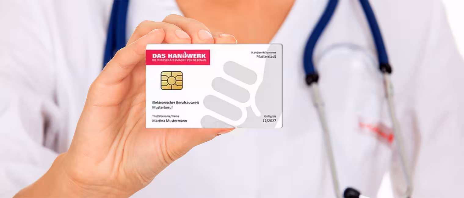 Frau aus dem Gesundheitsbereich hält elektronischen Berufsausweis in der Hand